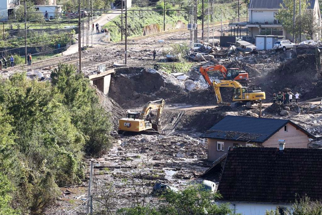 Spasioci i dalje tragaju za nestalim, evakuirano stanovništvo ugroženih područja